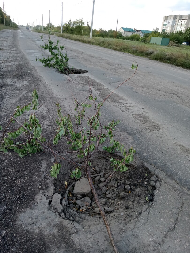 Mūšius Balaklėjoje mena kelyje likusios bombų išmuštos duobės. E. BUTRIMO nuotr.