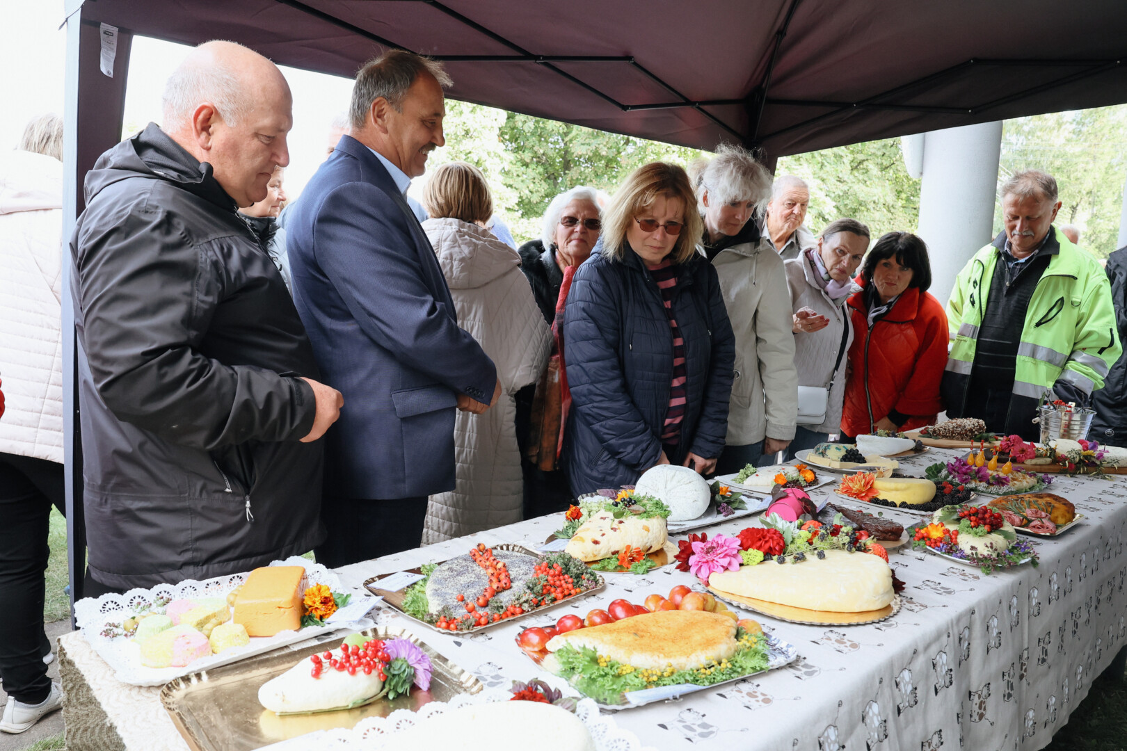 Šventė Bernatonių kaimą paverčia tikra sūrių sostine, sutraukiančia gausų būrį tiek dalyvių, tiek žiūrovų, vietinių ir iš toli atvykusių. G. LUKOŠEVIČIAUS nuotr. 