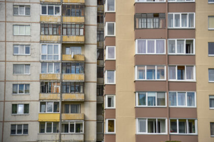 Brangstant būstams, vienintelė galimybė jaunoms šeimoms jį įsigyti – valstybės teikiama parama regionuose.