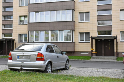 Nevažiuojantys, nuleistomis padangomis, aprūdiję ir net samanomis baigiantys apželti automobiliai kelia pasipiktinimą dėl vietos ankštuose kiemuose priverstiems kovoti vairuotojams.