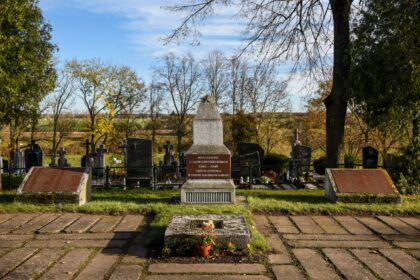 Apžiūrėję Panevėžio rajono kapavietes, kraštotyros muziejaus istorikai jose surado ir penkiakampių žvaigždžių, ir įrašų apie amžiną atminimą sovietų armijos kariams.