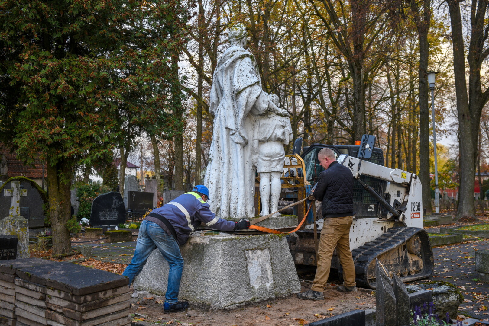 Darbininkai juokavo, kad cementinė moteris pasirodė daug tvirtesnė už vyrą karį, kurio vidus, pasirodo, buvo pripiltas žvyro ir durpių. G. KARTANO nuotr.
