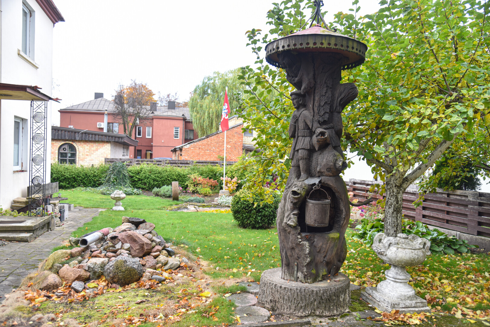 Drožėjo K. Nemanio namų kiemas nuo seno išsiskyrė gražia aplinka, vartais, ten sustatytomis skulptūromis. P. Židonio nuotr.