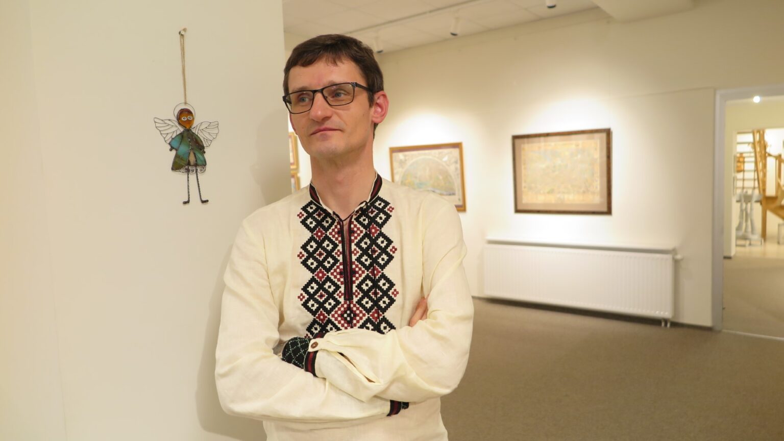 Tai įvyko dar prieš tą bruzdesį, prieš tą sąmyšį, lyg nejutome nieko, lyg gelmėje dar niekas nesitelkė, o juk tvenkėsi, nors nesakė, nekalbėjo, netgi nemąstė. Ir ištiko staiga – karas Ukrainoje.