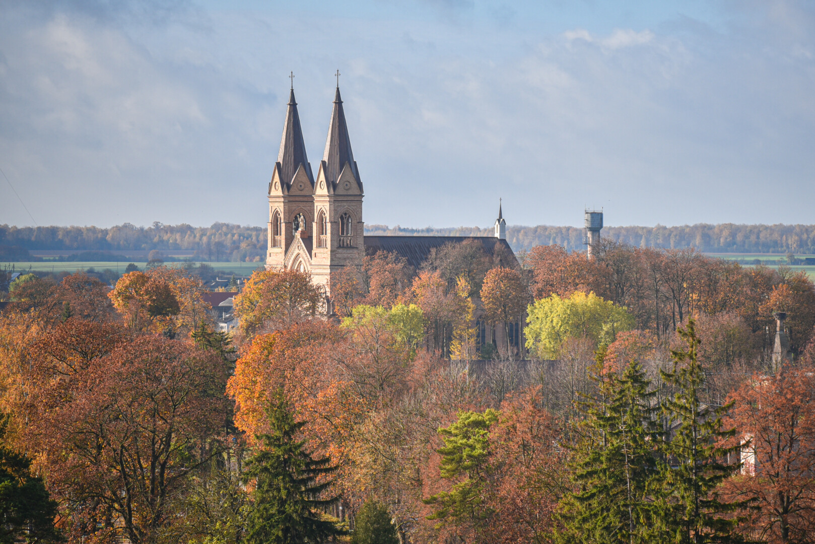 Ateityje įlipę į Krekenavos apžvalgos bokštą matysime ne tik bažnyčios bokštus, bet ir pusšimčio vėjo malūnų sparnus. P. ŽIDONIO nuotr. 