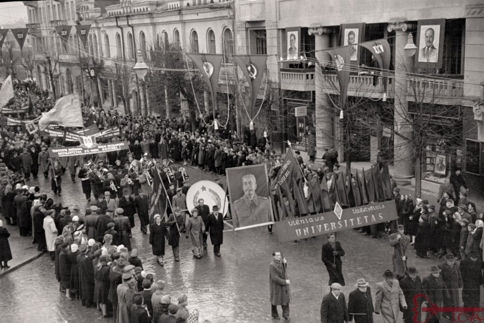 Tai, kad valdant sovietams, visuomenė buvo visiškai priklausoma nuo valstybės, netrukdė žmonėms džiaugtis gyvenimu. Š. Faino fotografijoje – Vilniaus valstybinio V. Kapsuko universiteto (dabar Vilniaus universitetas) dėstytojai ir studentai Spalio revoliucijos demonstracijoje 1952 metais. LIETUVOS CENTRINIO VALSTYBĖS ARCHYVO nuotr.