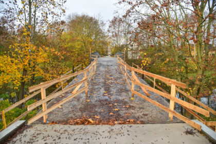 Ant Skaistakalnio tilto, dėl statybos darbų uždaryto jau bemaž trejus metus, sumontuotos medinės konstrukcijos panevėžiečiams įžiebė viltį, kad juo, nors ir nesuremontuotu, pagaliau bus galima vaikščioti.