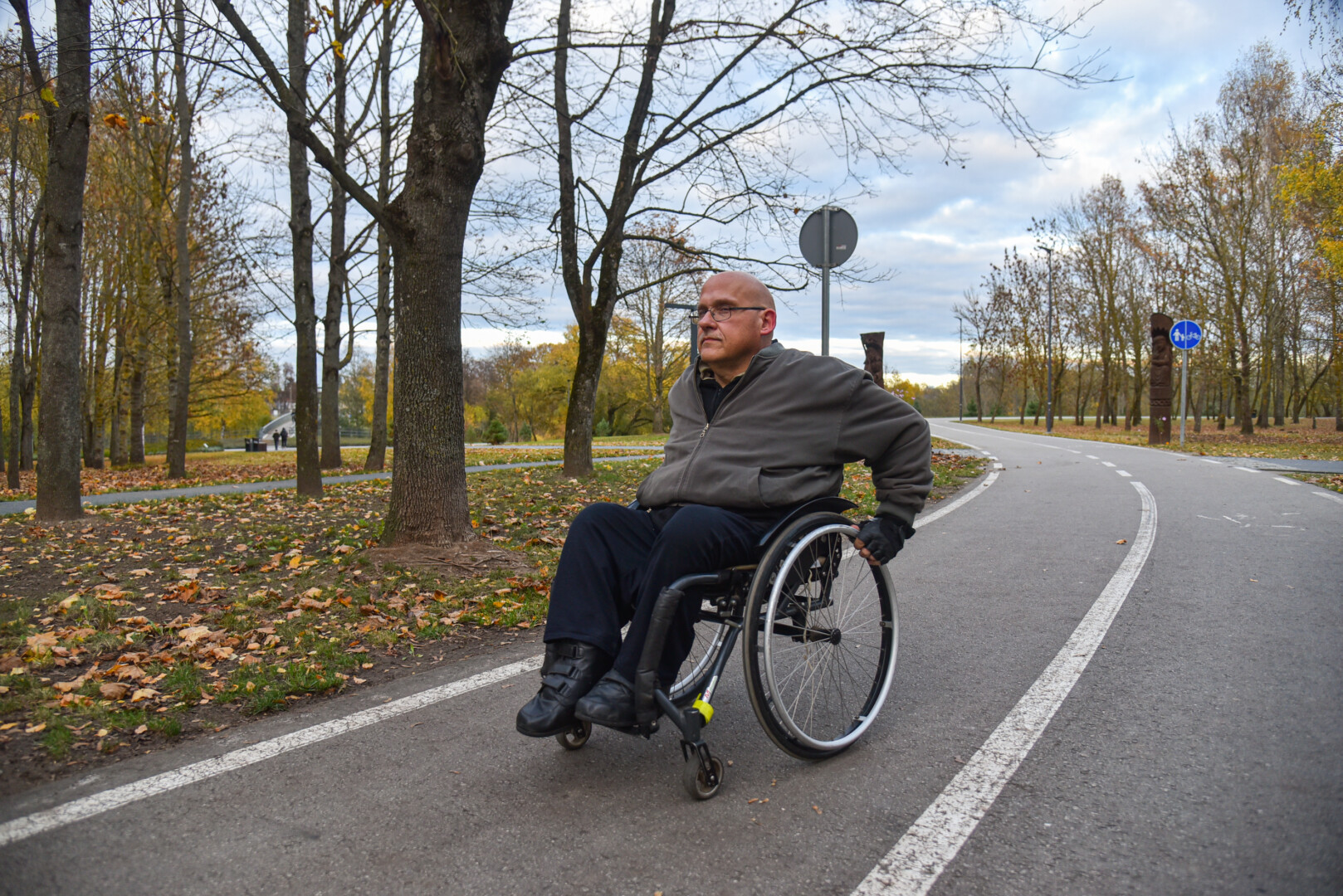 Nuo gimimo judėjimo negalią turintis panevėžietis Žilvinas Kliopmanas įsitikinęs: jeigu neįmanoma pakeisti situacijos, visuomet galima pakeisti požiūrį į ją. P. ŽIDONIO nuotr.