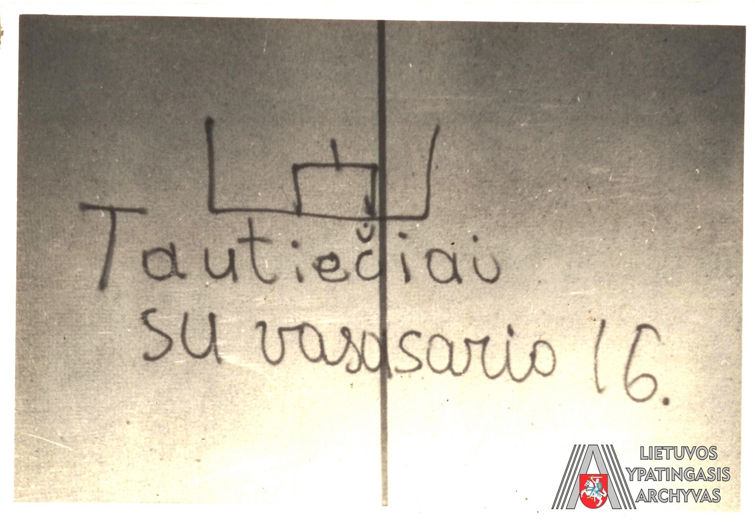 Šūkis, 1983 metų vasario 16 dienos išvakarėse pastebėtas ant sienos Vilniuje. Tokie užrašai būdavo nedelsiant panaikinami, tačiau žinią apie panašius nepaklusnumo aktus stengdavosi kuo plačiau paskleisti pogrindinė spauda ir Lietuvai iš užsienio transliavusios radijo stotys. LIETUVOS YPATINGOJO ARCHYVO (LYA, f. K-18, ap. 1, b. 15, l. 9-4) nuotr.