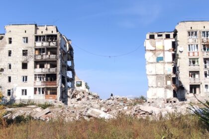 Koks svarbus Ukrainos kare Iziumo miestas, nesunku suprasti jau vien iš vaizdų keliaujant iš jo į Charkivą.