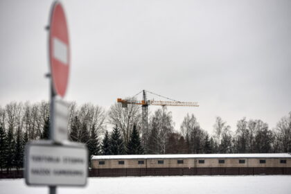 Panevėžio pašonėje įsikūrusiame Karaliaus Mindaugo husarų batalione linguoja iš tolo matomas bokštinis kranas – kariniame dalinyje prasidėjo kelis milijonus eurų kainuosiančios statybos.