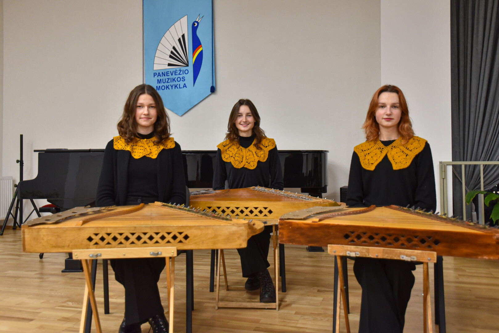 Instrumentų karalienėmis laikomos kanklės paviliojo sesutes Elzę, Urtę ir Ertą Dambrauskaites. P. Židonio nuotr.