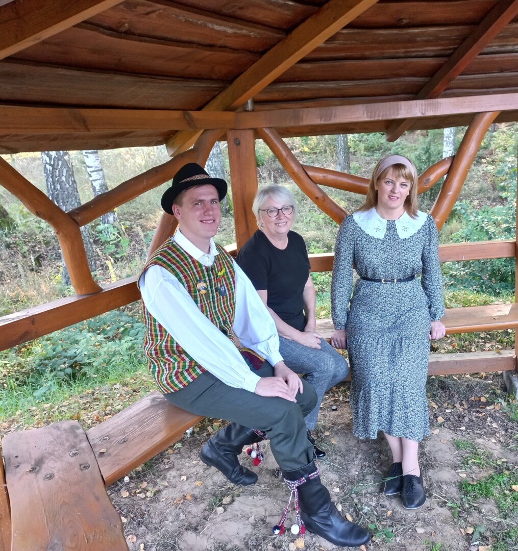 Praėjusių metų pasakotojų konkurso Druskininkuose dalyviai iš Panevėžio rajono Jurga Švagždienė, Jolanta Karaliūnienė ir Dovydas Butkus. ASMENINIO ARCHYVO nuotr.