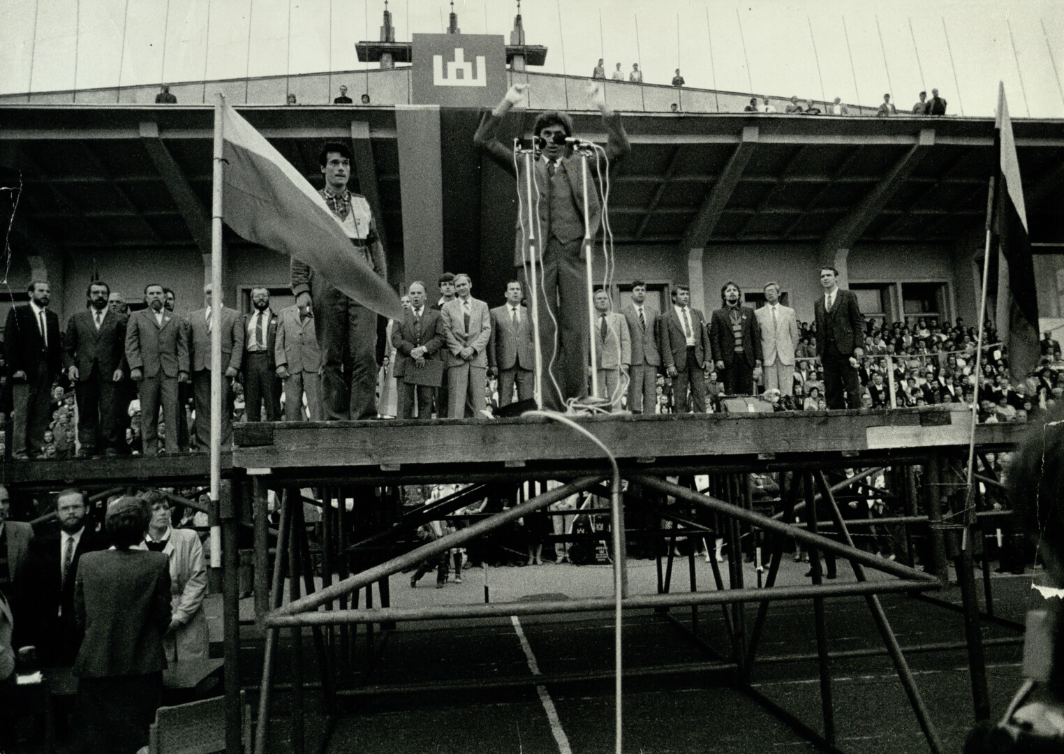 1988 metų rugsėjo 11-osios mitinge chorvedys, muzikos mokytojas Jonas Grubliauskas pirmą kartą dirigavo Sporto rūmų stadione tūkstančiams susirinkusių panevėžiečių atliekant „Tautišką giesmę“. PANEVĖŽIO KRAŠTOTYROS MUZIEJAUS RINKINIŲ nuotr. 
