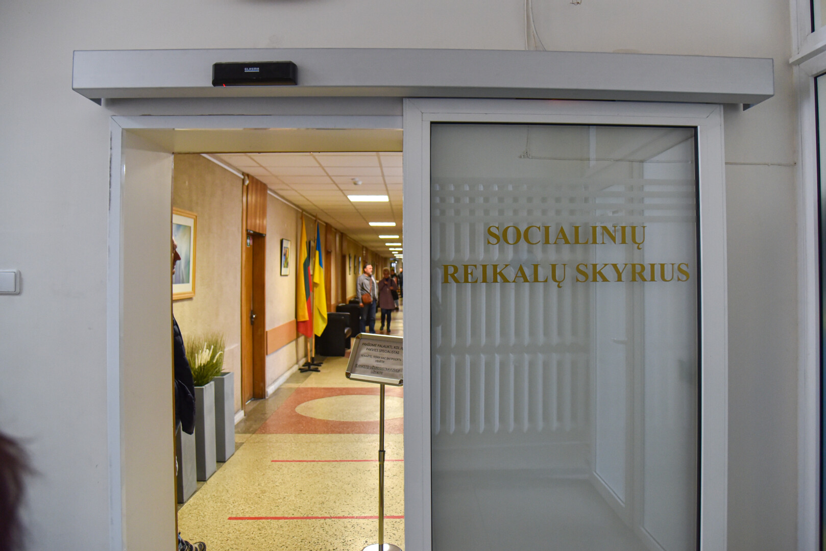 Po Seimo sprendimo šią žiemą Socialinės paramos skyrių koridoriuose tokios apgulties nebesitikima. P. ŽIDONIO nuotr. 
