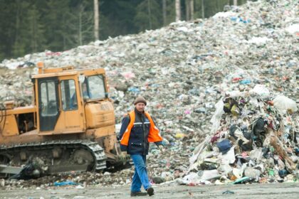 Ketvirtadienį Seimas ketina galutinai apsispręsti dėl Pakuočių ir pakuočių atliekų tvarkymo įstatymo pataisų, kuriomis siekiama kovoti su pertekliniu plastiko vartojimu šalyje ir apmokestinti itin plonus plastikinius maišelius prekybos vietose.