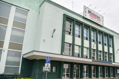 Sporto rūmų pašonėje, Marijonų gatvėje gyvenanti dviejų berniukų mama Danguolė nustebo, kai praėjusio pirmadienio vakarą paskambinusi sūnui išgirdo, kad jiedu su broliu ir kitais mikrorajono vaikais bėgioja aplink baseiną.