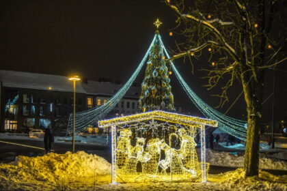 Lietuvos savivaldybės raginamos solidarizuotis su tamsoje skendinčia Ukraina ir šiandien, gruodžio 21 dieną, 20 val. vienai valandai išjungti šventinius apšvietimus miestų viešosiose erdvėse.