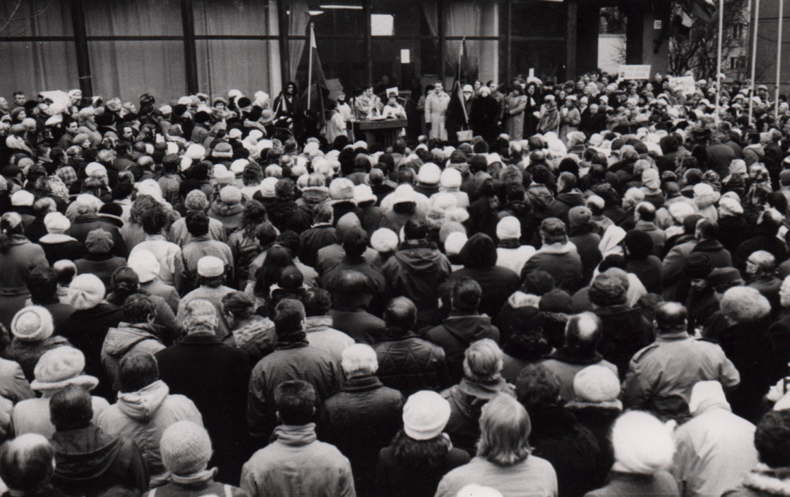 Šv. Mišios už Lietuvos laisvę ir jos gynėjus prie Panevėžio telefono-telegrafo stoties pastato. PANEVĖŽIO KRAŠTOTYROS MUZIEJAUS RINKINIŲ (J. Ambraškos) nuotr.
