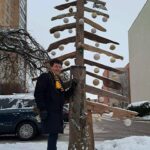 Keturių metrų eglei sumeistrauti Rimantui Kielai pakako senų lentų, o žaislus pagamino iš nebenešiojamų drabužių. R. KIELOS asmeninio archyvo nuotr.