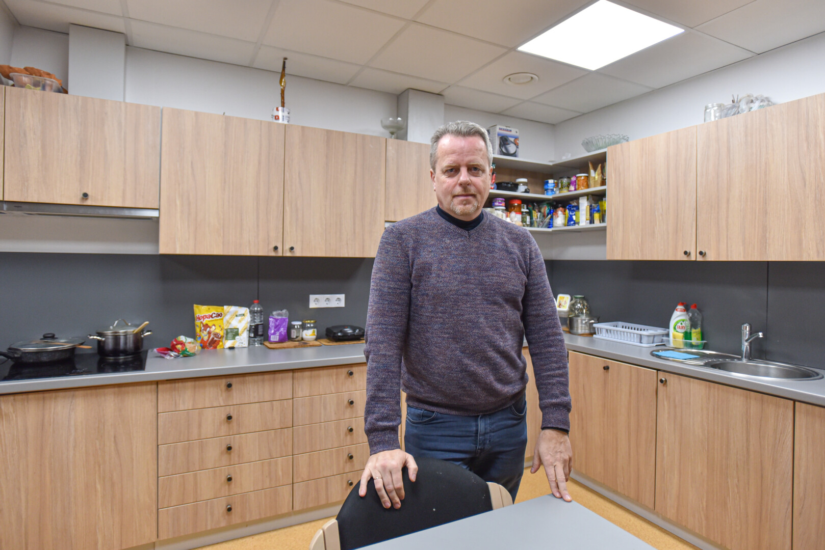 Vos per kelias dienas Vaidotas Vaitonis su kolegomis J. Janonio gatvėje esančias administracines patalpas pavertė gyvenamaisiais būstais. P. ŽIDONIO nuotr.