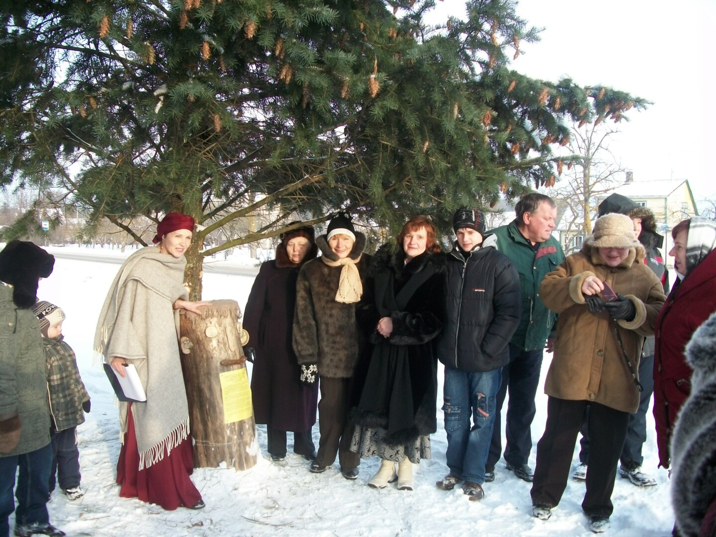 Panevėžio rajone blukvilkis, arba kaladės diena, šiais laikais bene labiausiai žinomas Paliūniškyje. Kelmas, kuriam galima išsakyti savo bėdas, išlieti pyktį, kaime iškilmingai pastatomas per Trijų karalių šventę – čia jis ir stovi iki kitų Kalėdų. PALIŪNIŠKIO BIBLIOTEKOS ARCHYVO nuotr.