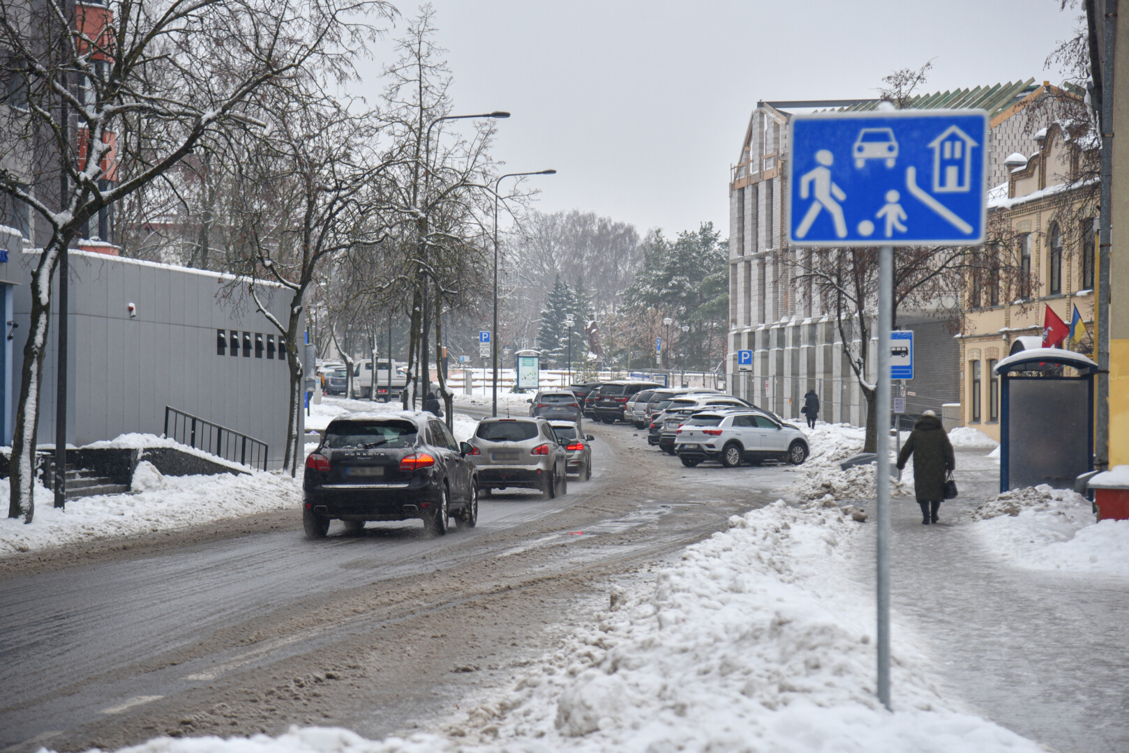 Nors jau kitą savaitę Elektros gatvę planuojama paskelbti mažos taršos zona, draudimai į ją įvažiuoti įsigaliotų dar po keleto metų. P. ŽIDONIO nuotr.