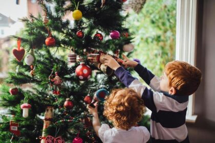 Už lango jau kvepia Kalėdomis, tad dabar puikus metas šventinę nuotaiką susikurti ir namuose. Pasirūpinti dekoracijomis, mielomis smulkmenomis ir pagrindiniu šventės simboliu – egle.