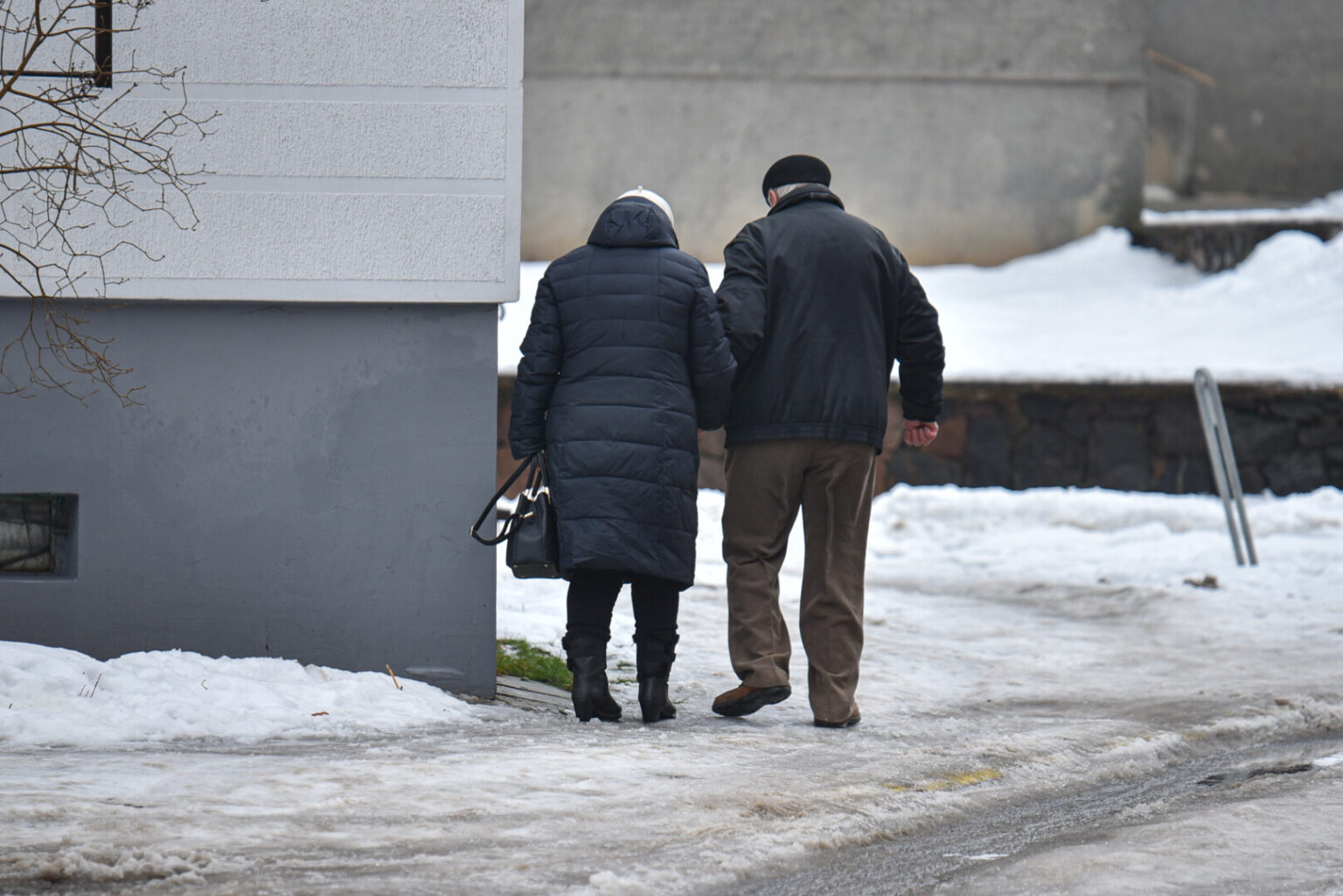 Tokio slidumo nepamena net ilgamečiai Panevėžio tvarkytojai. Paslydę virsta ne tik pėstieji.