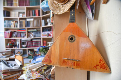 Panevėžio savivaldybei nusprendus nebepratęsti patalpų panaudos sutarties su Rusų kultūros centru ir šio paprašius išsikraustyti, kilo nemenkas skandalas.