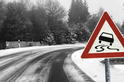 Lietuvoje pagrindinių valstybinės reikšmės kelių dangos drėgnos arba sausos, tačiau šiaurės vakarų Lietuvoje ir Raseinių rajone vietomis slidžios dėl plikledžio arba šarmos.