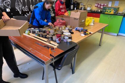 Rusijos užpultai Ukrainai panevėžiečiai ėmėsi gaminti žvakes. Jos skirtos ne Kalėdų nuotaikai sukurti, o gyvybėms išsaugoti.