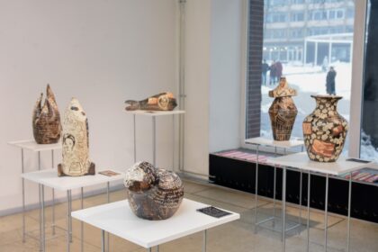 Sudėtinga technika ir iškalbingos temos gvildenamos trijų keramikių Panevėžyje surengtoje parodoje, užkoduotoje pavadinimu „Apie“.