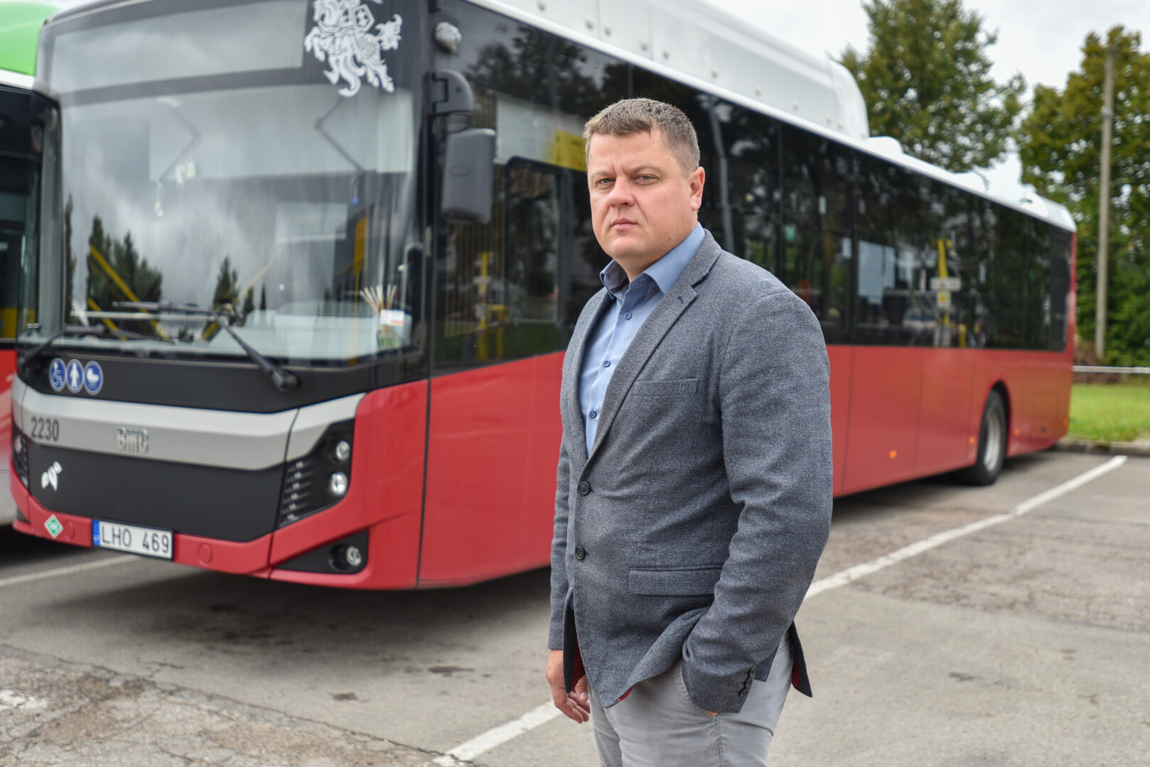 Autobusų parko vadovas Arnoldas Gražys pažadėjo aiškintis, kaip galima išspręsti problemą, kad keleiviams būtų aiškiau, koks autobusas atvažiuoja. P. ŽIDONIO nuotr.