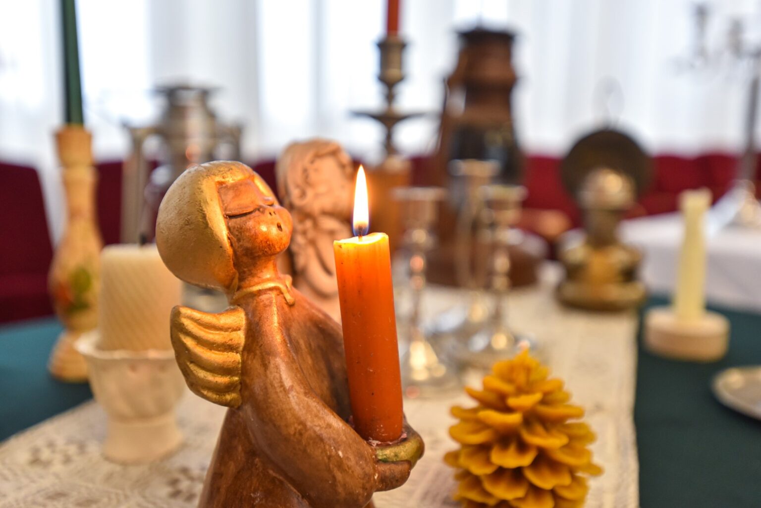 Laisvės gynėjų dieną Paįstryje duris atvėrė unikali paroda – žvakidžių, žibintų, deglų.