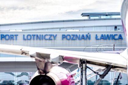 Lėktuvas, skridęs iš Lietuvos sostinės Vilniaus į Londoną, buvo priverstas neplanuotai nusileisti Poznanėje, kai jame ėmė siautėti neblaivus vyras, ne tik plūdęs kitus keleivius, bet ir fiziškai juos puolęs.