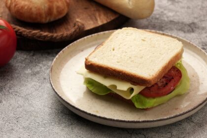 Sumuštiniai yra populiariausias pasirinkimas pusryčių metu, rodo reprezentatyvi „Spinter tyrimai“ apklausa – kas trečias šalies gyventojas renkasi sumuštinius su juoda duona, antra tiek – su balta. Duonos gaminių pusryčių metu atsisako tik 15 proc. apklaustųjų.