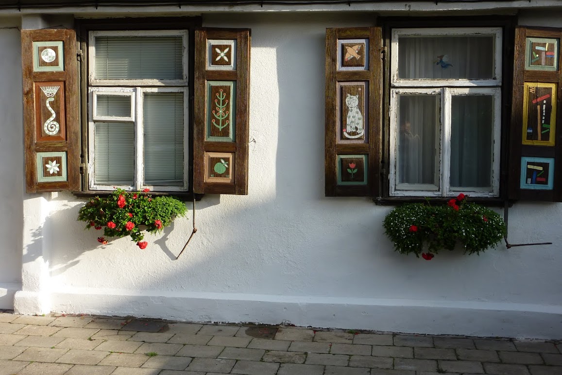 Sigito ir Lidijos Stankūnų namus puošia langinės. S. Stankūno asmeninio archyvo nuotr.