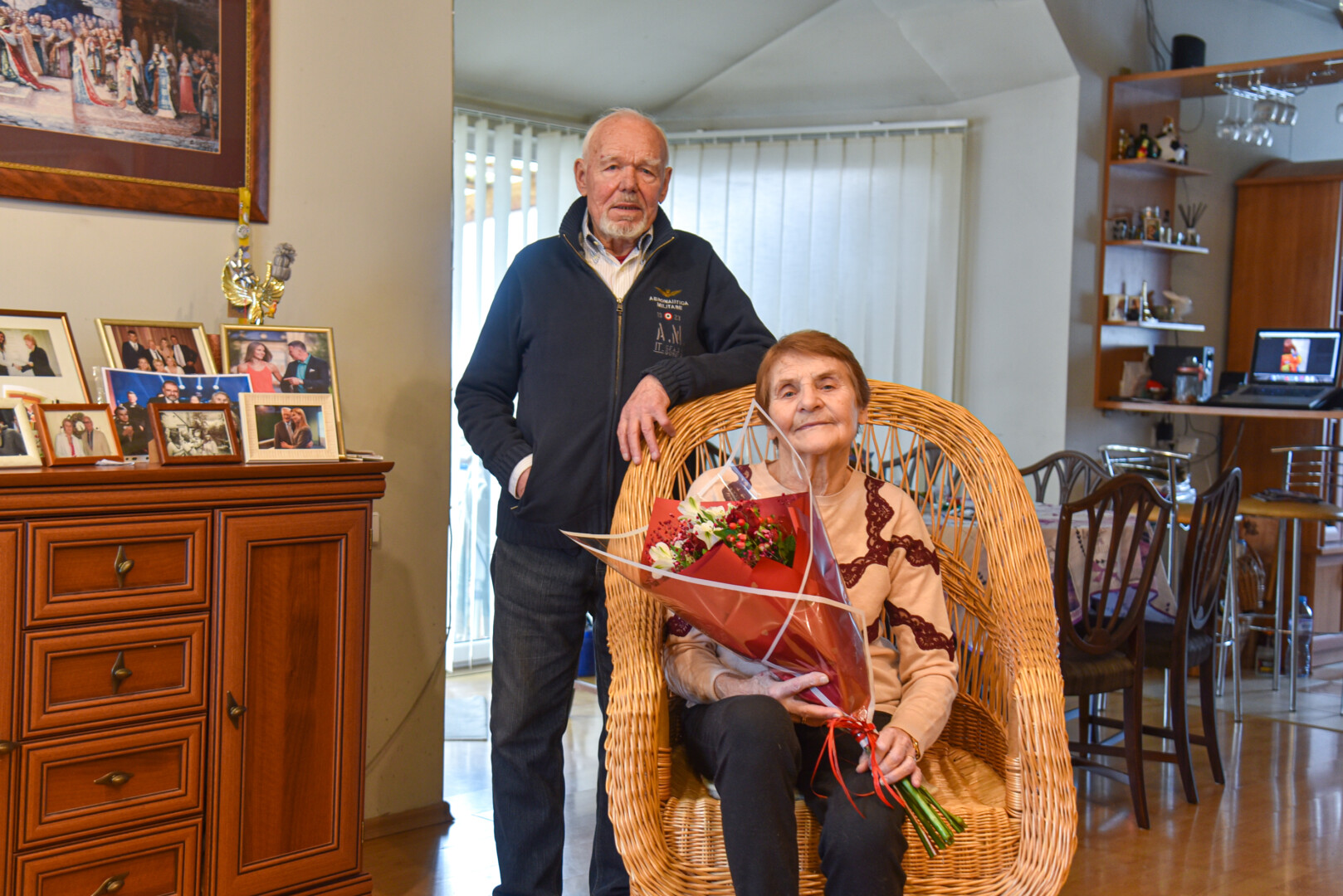 Lydai ir Augustui Duduriams santuokos 55-osios metinės – diena padėkoti už nugyventus metus, puikiais dukras, gausybę pačių įvairiausių smulkmenų. O štai vasario 14-ąją minima meilės diena šiai porai visai nesvarbi. P. ŽIDONIO nuotr. 