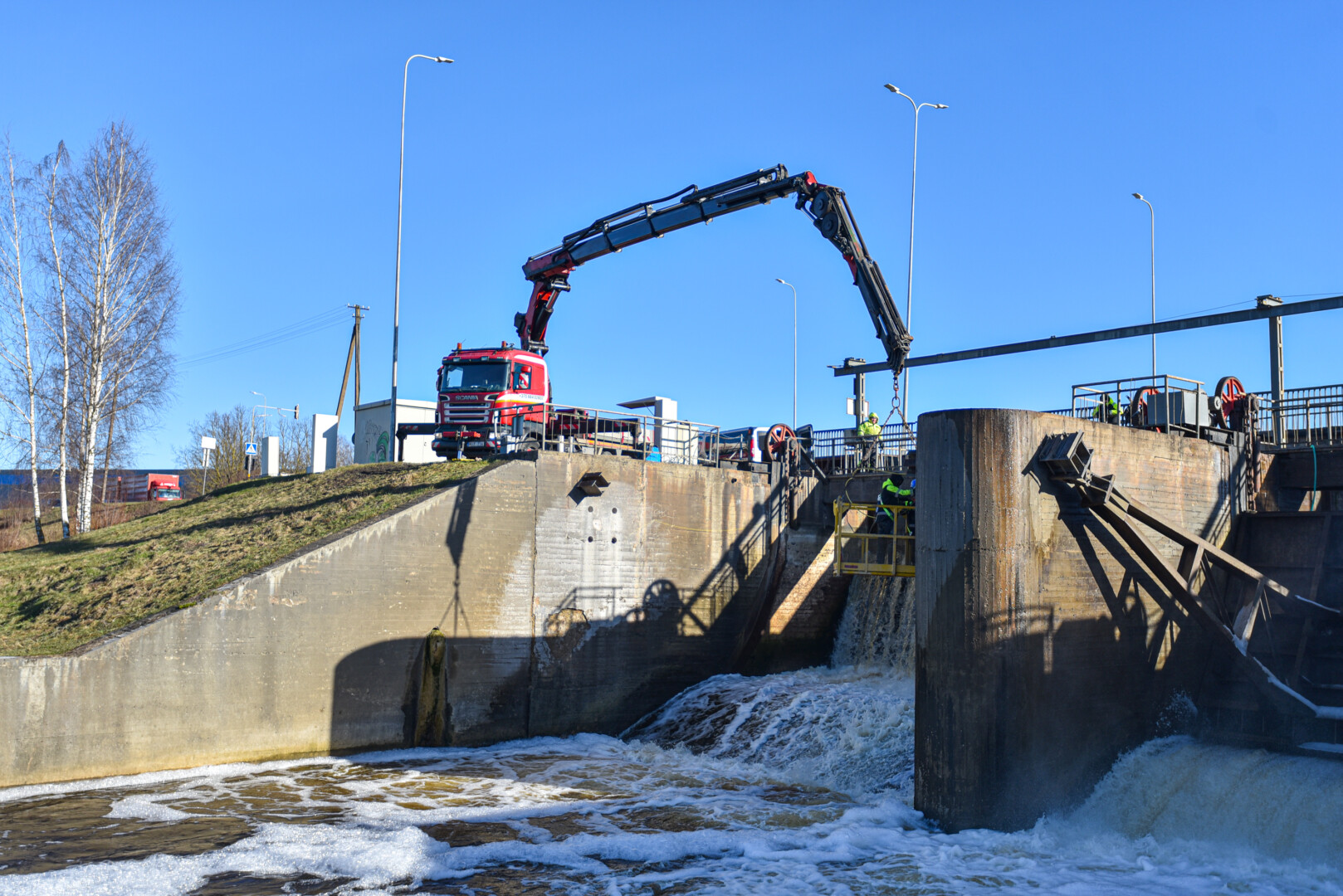 Nors per rugpjūtį įvykusią užtvankos avariją sulūžo vieno vandenį sulaikančio skydo konstrukcija, dabar naujais bus pakeisti abu skydai, kaip rekomendavo ekspertai. P. ŽIDONIO nuotr.