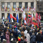 Trispalvėmis pasipuošęs Panevėžys švenčia Vasario 16-ąją – Lietuvos valstybės atkūrimo dieną.