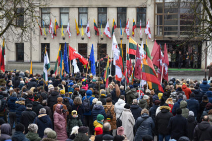 Trispalvėmis pasipuošęs Panevėžys švenčia Vasario 16-ąją – Lietuvos valstybės atkūrimo dieną.