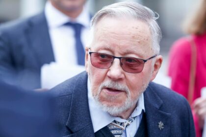 Lietuvos Aukščiausiosios Tarybos-Atkuriamojo Seimo pirmininkas Vytautas Landsbergis, tradiciškai kalbėdamas Vasario 16-osios minėjime Signatarų namų balkone, teigė, kad Rusijai bandant įtvirtinti savo pasaulio tvarką, žmonija „velnėja“.