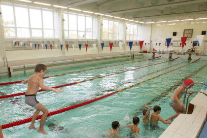 Paplaukioti mėgstantiems panevėžiečiams žiebiasi viltis, jog kol statomas naujas, olimpinius standartus atitinkantis baseinas sporto rūmų pašonėje, jiems jau greitai atsivers šiuo metu vienintelio Savivaldybės žinioje esančio „Žemynos“ progimnazijos baseino durys.