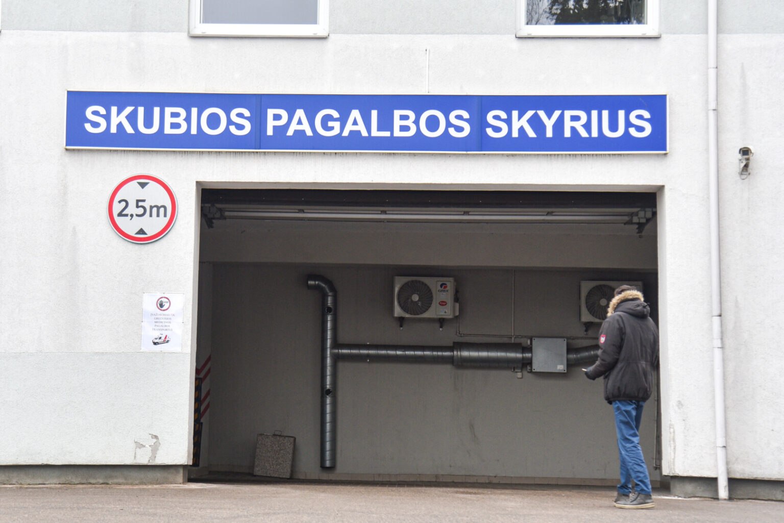 Nuo metų pradžios didžiuosiuose Lietuvos miestuose savaitgaliais ir švenčių dienomis jau turėję veikti skubios ambulatorinės medicinos pagalbos kabinetai Panevėžyje sunkiai skinasi kelią.