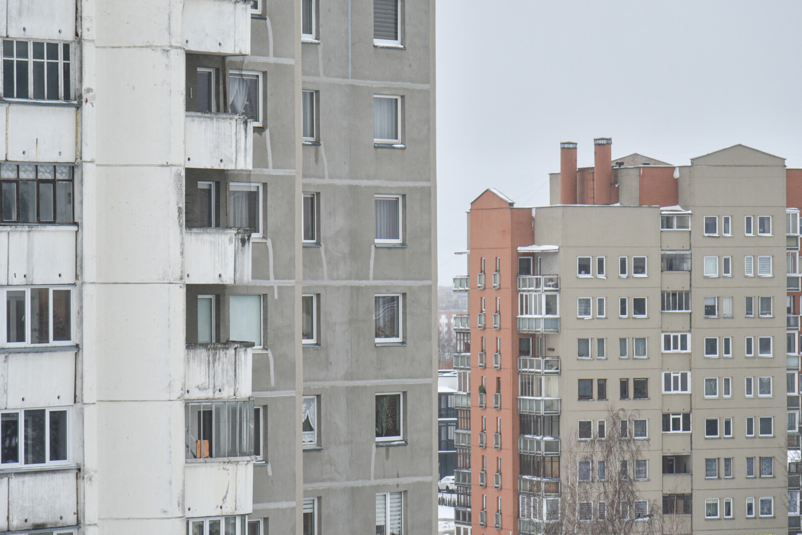 Ekonomistų skaičiavimais, geras būsto įperkamumas yra tuomet, kai 60 „kvadratų“ butui nusipirkti užtenka penkių metinių atlyginimų. Pasižvalgius po nekilnojamojo turto skelbimų portalus matyti, kad taupyti teks ilgiau. P. ŽIDONIO nuotr.