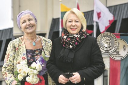 Dvi panevėžietės – filantropė pedagogė, ilgametė Kurčiųjų ir neprigirdinčiųjų mokyklos direktorė Danutė Kriščiūnienė bei tautiškumo puoselėtoja istorikė, daugelio knygų autorė Joana Viga Čiplytė – įvertintos kaip rašytojos Gabrielės Petkevičaitės-Bitės savotiškos įpėdinės.