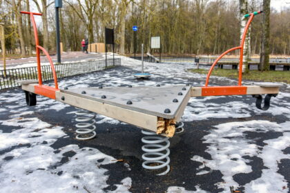 Vienoje gražiausių Panevėžio vietų, senajame Skaistakalnio parke, netoli tvenkinio mažiau nei prieš pusantrų metų įrengta vaikų žaidimo aikštelė atsidūrė vandalų taikiklyje.