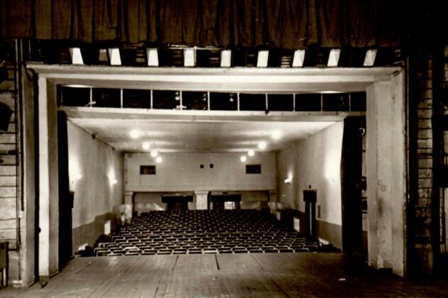 Senojo dramos teatro salė kerėjo paslaptinga ir jaukia aplinka – su vyšninėmis pliušinėmis užuolaidomis, lenktomis arkomis. Panevėžio kraštotyros muziejaus fondų nuotr.