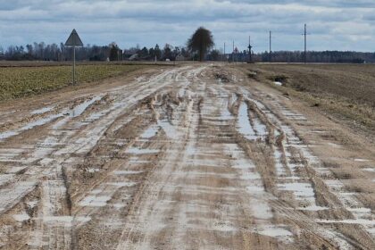Panevėžio rajone į kaimus vedantys žvyrkeliai, virtę krateriais ir ištisu dumblu, vargiai išvažiuojami net visureigiais.